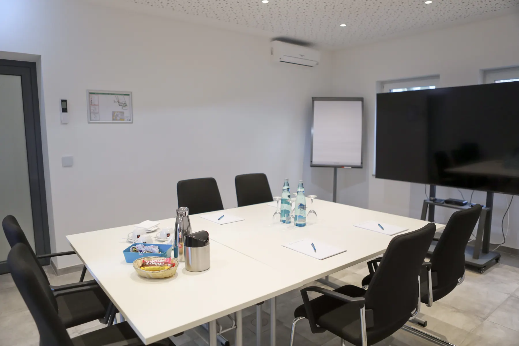 Flipchart and screen in the room