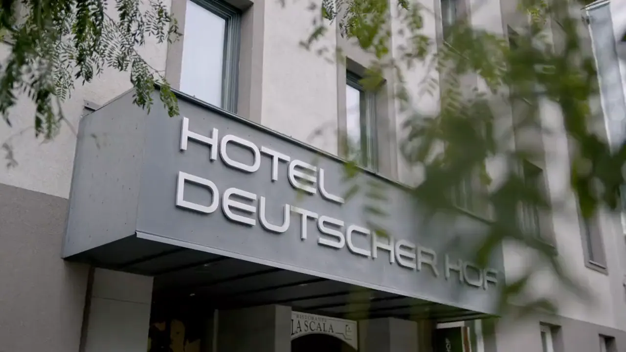 Eingang des Hotels Deutscher Hof in Kassel