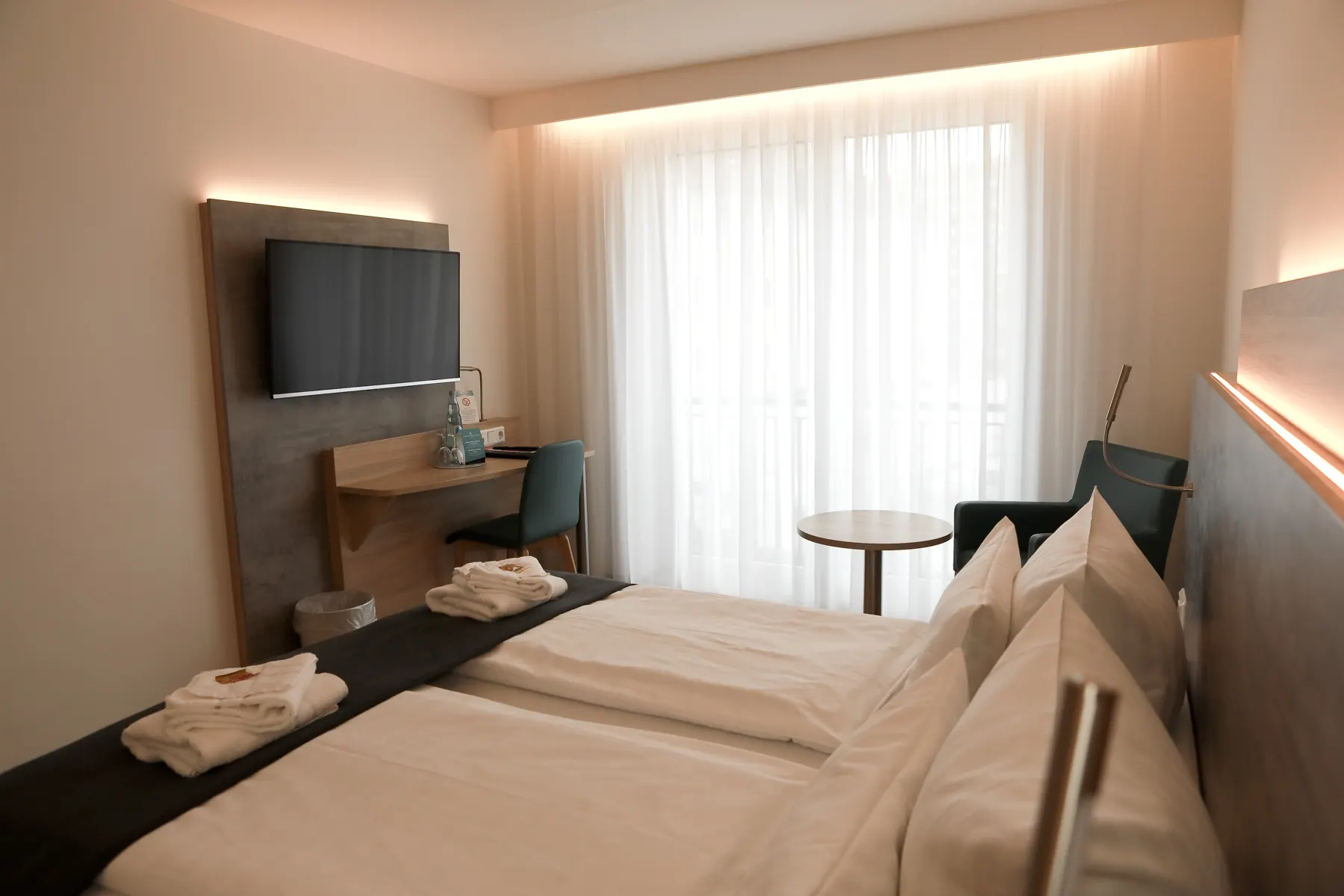 Bright double room with TV