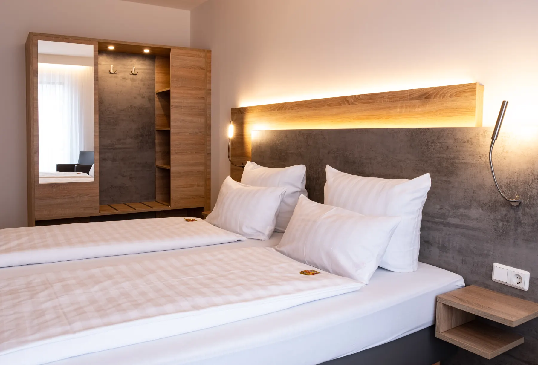 Headboard with Kassel motif