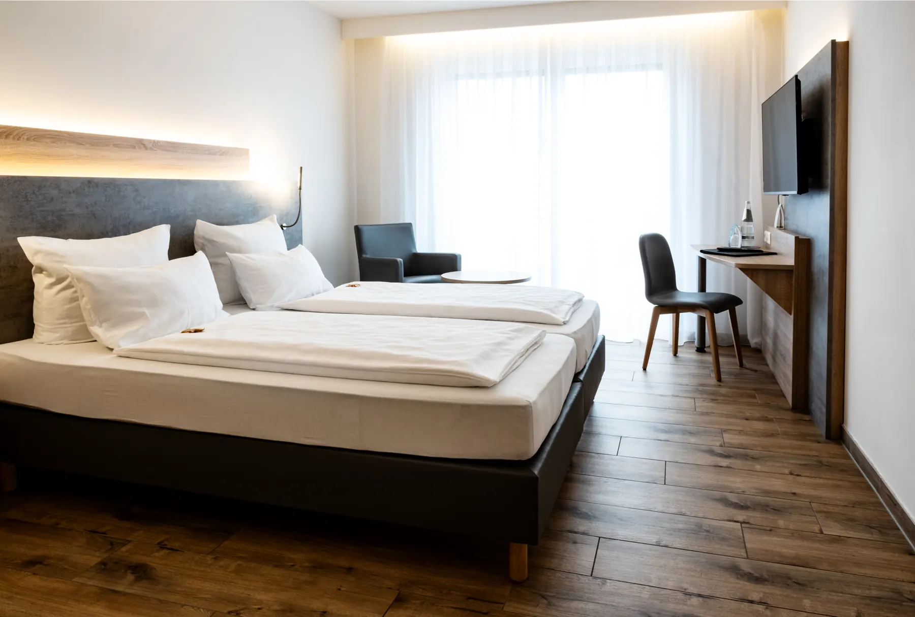 Double room in the new wing with wooden wall and seating area