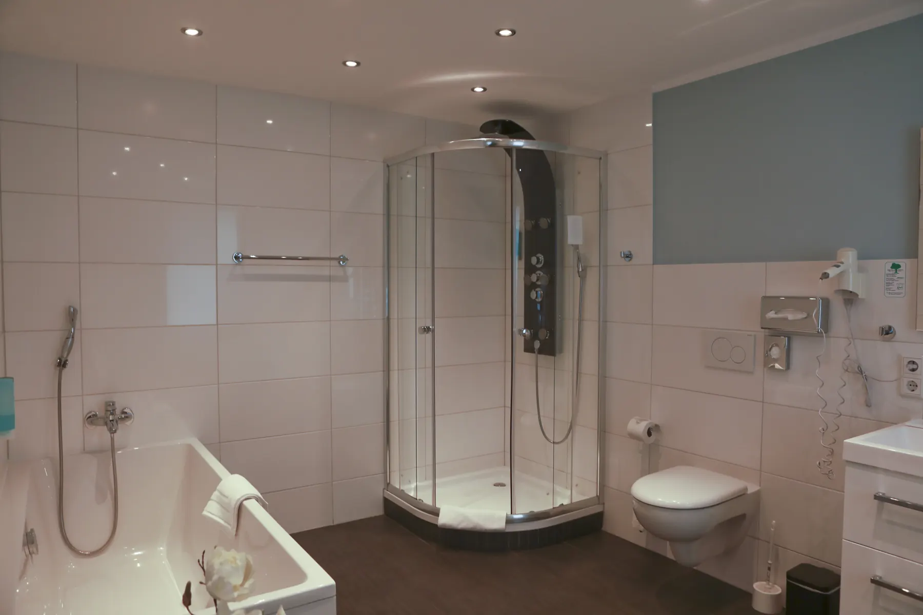 Badezimmer mit Dusche und Badewanne